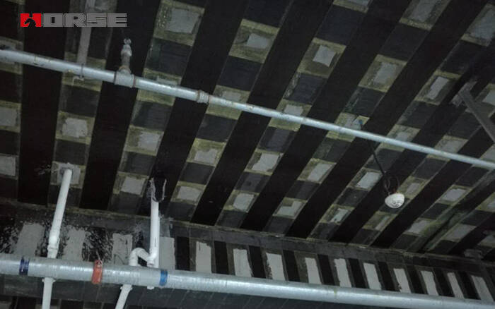 Ремонт трещин в плитах с помощью обмотки углеродным волокном