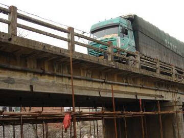 Предварительно напряженный ламинат из углепластика для армирования моста