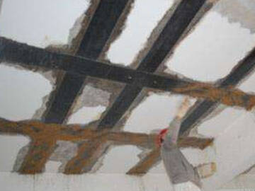 Ремонт трещины на верхней плите с помощью полимерной пленки, армированной углеродным волокном (CFRP)