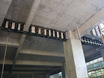 Углеродное волокно укрепило трещины в бетонной балке