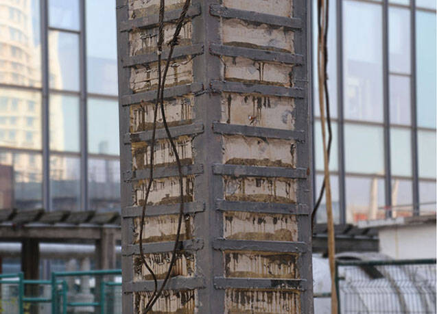 склеивание стальной пластины на колонне